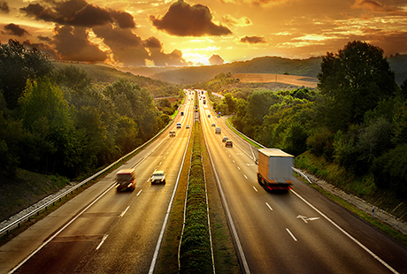 Highway trafin in sunset - Stock image